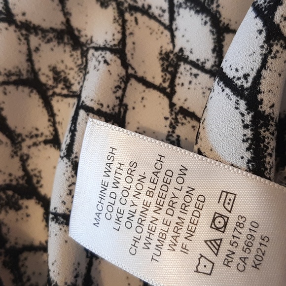 Maunce top.Sleeveless black and white.  Medium. - Picture 7 of 16